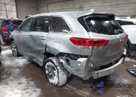 2018 Toyota Highlander Le Plus z USA, uszkodzony, nr VIN 5TDBZRFH0JS909712